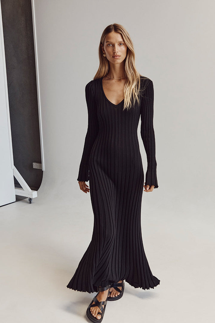 Dianara™ | V-neck knitted midi dress with sleeves